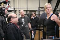 It's Always Sunny in Philadelphia – Dee (Kaitlin Olson, r.) wurde Opfer eines Überfalls und beschließt deshalb, einen Selbstverteidigungskurs zu machen. Frank (Danny DeVito, l.), in jungen Jahren als Boxer gefürchtet, beschließt, seine Tochter selbst zu unterrichten ...