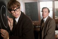 Die Entdeckung der Unendlichkeit – Der junge Stephen Hawking (Eddie Redmayne, l.) beeindruckt seinen Dozenten Dennis Sciama (David Thewlis, r.).