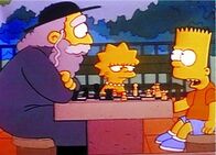 Die Simpsons – Bart (re.) und Lisa versuchen Rabbi Krustowsky (li.) davon zu überzeugen, dass er seinen Sohn Krusty nicht verstoßen soll.
