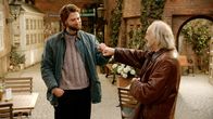 Rote Rosen – Simon (Thore Lüthje, li.) hilft Hannes (Claus Dieter Clausnitzer) dabei seinen alten Koffer wieder zu bekommen.