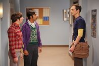 The Big Bang Theory – Versuchen herauszufinden, wieso Sheldon (Jim Parsons, r.) jeden Nachmittag um viertel vor drei verschwindet: Howard (Simon Helberg, l.) und Raj (Kunal Nayyar, M.) ...