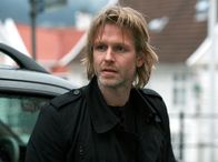 Der Wolf – Varg Veum (Trond Espen Seim) soll das gestohlene Auto eines reichen Restaurantbesitzers finden.