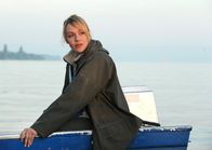 Die Fischerin – Meike (Alwara Höfels) wird nach vielen Jahren mit ihrer verdrängten Vergangenheit konfrontiert.