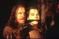 Der Mann mit der eisernen Maske – Als es Musketier Athos (John Malkovich, l.) gelingt, den Gefangenen (Leonardo DiCaprio, r.) zu befreien, ist er überrascht. Dieser ist dem König wie aus dem Gesicht geschnitten ...