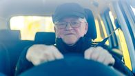 Rüstig oder rostig? Senioren am Steuer – Dieser Herr hat ein Fahrsicherheitstraining für Menschen über 60 beim ÖAMTC erfolgreich absolviert.