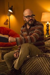 Community – Hank (David Cross) ist nicht gut auf seinen Vater, Professor Hickey, zu sprechen und will ihn deshalb auch nicht zur Geburtstagsfeier seines Sohnes einladen, doch hat er nicht mit der geballten Power der Greendale-Gruppe gerechnet, die Vater und Sohn wieder versöhnen möchte ...