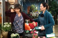 Rote Rosen – Merle (Anja Franke, l.) muss vor Tina (Katja Frenzel, r.) zugeben, dass sie den Hörsturz noch nicht ad acta legen kann.