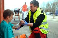 Die Unfallklinik – Einsatz der Heli-Crew: Prof. Dr. Matthias Münzberg versorgt den Patienten Elias.