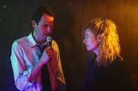 ZERV - Zeit der Abrechnung – Karo (Naja Uhl, r.) und Peter (Fabian Hinrichs, l.) kommen sich beim Karaoke näher.