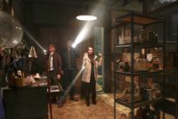 Community – Als ein unbekannter Übeltäter sein Unwesen am Greendale Collge treibt, führen Annie (Alison Brie, r.), Jeff (Joel McHale, M.) und Dean Pelton (Jim Rash, l.) eine Investigation durch ...