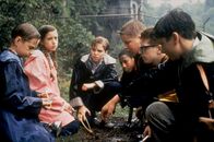 Stephen Kings Es – Vor 30 Jahren kämpften Eddie (Adam Faraizl), Beverly (Emily Perkins), Bill (Jonathan Brandis), Mike (Marlon Taylor), Ben (Brandon Crane), Richie (Seth Green) und Stan (Ben Heller) gegen "Es" und glaubten, es besiegt zu haben.(v.li.n.re.)