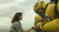 Bumblebee – Charlie (Hailee Steinfeld, l.); Bumblebee (r.)