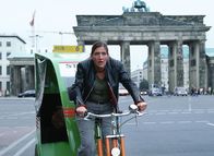 Hinter Gittern - Der Frauenknast – Walter (Katy Karrenbauer) verfolgt mit einer Rikscha 'Möhrchen' durch ganz Berlin, um ihr zu erklären, dass sie von Jutta Adler persönlich einen Freigang genehmigt bekommen hat und nicht geflohen ist.