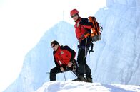 Die Bergretter – Tobias (Markus Brandl, l.) und Bea (Paula Paul, r.) machen sich für die Bergung von Hannes aus der Gletscherspalte bereit.