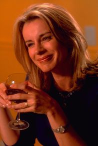 Monk – Hat die attraktive Monica Waters (Maria Del Mar) wirklich etwas mit dem Mord an dem Anwalt Lou Pratt und seiner Assistentin zu tun?; Hat die attraktive Monica Waters (Maria Del Mar) wirklich etwas mit dem Mord an dem Anwalt Lou Pratt und seiner Assistentin zu tun?