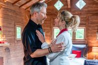 Sturm der Liebe – Miros (Pablo Sprungala, l., mit Laura Osswald, r.) romantische Überraschung ist perfekt.