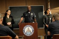 The Rookie – Lopez (Alyssa Diaz, l.) Hochzeit rückt immer näher und alle auf dem Revier sind aufgeregt. Doch Sergeant Grey (Richard T. Jones, M.) und Harper (Mekia Cox, r.) haben bei der Morgenbesprechung auch ernste Themen, wie Harpers laufenden Undercover Einsatz, zu klären.
