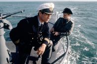 Das Boot - Welterfolg aus der Tiefe – Der Kapitän (Jürgen Prochnow), von allen nur der Alte genannt, erklärt dem Grünschnabel Leutnant Werner (Herbert Grönemeyer), wie der Krieg wirklich ist.