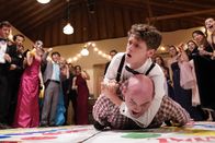 Bless This Mess – Mobley (Philip Labes, oben); Beau Bowman (David Koechner, unten)