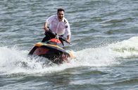 WaPo Berlin – ARD WAPO BERLIN, FOLGE 19, "Die 23 mit Koriander" Uhr im ERSTEN. Auf einem Jetski verfolgt Fahri Celik (Hassan Akkouch) einen flüchtigen Kurierfahrer auf der Havel.