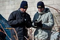Mayday - Alarm im Cockpit – Two NTSB investigators compare findings at the site where United Express 6291 crashed into an industrial warehouse.