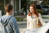 Desperate Housewives – Nachdem Bree (Marcia Cross, r.), Andrew (Shawn Pyfrom, l.) und Peter gemeinsam im Bett erwischt hat, will sie Andrew endlich aus ihrem Leben haben ...