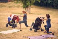 Andere Eltern – Nina (Lavinia Wilson, r.) hat Nike (Henny Reents, l.) dazu motiviert, bei der Buggy-Gymnastik mitzumachen.