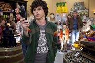 The Middle – Während die Muttertagsfestlichkeiten für Frankie zugange sind, hat Axl (Charlie McDermott) nur ein Ziel: Er will endlich das Mädchen seiner Träume zur Abschlussfeier einladen. Doch dann schickt er die SMS an die falsche Nummer ...