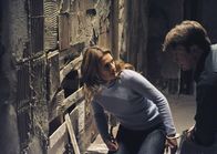 Castle – Als Richard Castle (Nathan Fillion, r.) und Kate Beckett (Stana Katic, l.) in einem Bett mit Handschellen aneinander gekettet aufwachen, sind sie in einem Raum gefangen. Die beiden können sich nicht erinnern wie sie dort gelandet sind und versuchen die Bruchstücke ihrer Erinnerungen zusammenzufügen.