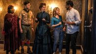 Ghosts – v.li.: Danielle Pinnock als Alberta, Richie Moriarty als Pete, Rebecca Wisocky als Hetty, Rose McIver als Samantha, Utkarsh Ambudkar als Jay