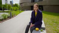Der Mond – Dr. Sibylle Anderl erklärt vor dem ESO Supernova Planetarium die Größenverhältnisse im Universum.