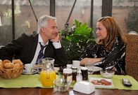 Rote Rosen – ARD ROTE ROSEN FOLGE 813 Uhr im ERSTEN. Thomas (Gerry Hungbauer, l.) überrascht Caroline (Birgit Würz, r.) mit seiner Entscheidung auszuziehen.