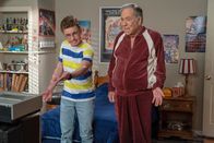 The Goldbergs – (v.li.) Sean Giambrone (Adam Goldberg), George Segal (Pops).
