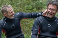 Schwindelig am Verdon – Die Forscher und Kletterer Eric Chauviré (li.) und Lionel Catsoyanis (re.) bezwingen Wasserfälle, um auf hohen Felsen nach Steinzeitgrotten zu suchen.