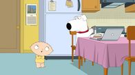 Family Guy – Brian (r.) verliebt sich in die Inderin Padma, die bei einer Computer-Technik-Hotline arbeitet. Allerdings sitzt diese unglücklicherweise auch in Indien. Das hindert Brian jedoch nicht daran, sie zu besuchen. Stewie (l.) kann das nicht verstehen ...
