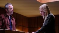 Suspect – Danny ((James Nesbitt) und seine Ex-Frau Susannah (Anne-Marie Duff) trauern am Sarg ihrer toten Tochter.