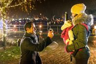 Notruf Hafenkante – Tarik (Serhat Cokgezen, l.) macht Pauline (Lucie Heinze, r.) einen Heiratsantrag. Er möchte, dass sein Sohn Lukas eine richtige Familie hat.