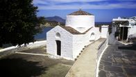 Auf Entdeckungsreise - durch Europa – NDR Fernsehen MARETV, "Rhodos - Die Sonneninsel der Ägäis" Uhr. Die Hochzeitskapelle von Lindos auf der griechischen Insel Rhodos.
