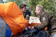 Der Ranger - Paradies Heimat – Jonas (Philipp Danne) und Christoph (Jörg Witte) versuchen dem verletzten Paraglider (Timo Jacobs) zu helfen.