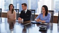 Suits – Die bildschöne Esther Litt (Amy Acker, l.), die Schwester von Louis, möchte ausgerechnet dessen langjährigen Rivalen Harvey (Gabriel Macht, M.) bei ihrer Scheidung als Anwalt. Auch Rachel (Meghan Markle, l.) spürt die Anspannung.