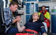 In aller Freundschaft – Jenne Derbeck (Patrick Kalupa, li.) hat vom Unfall des Rettungswagens gehört und ist sofort hingefahren. Nachdem Dr. Lea Peters (Anja Nejarri, mi.), gemeinsam mit ihrem Kollegen Falk Michelsen (Arnel Taci, re.) ihrer Patientin mit einer riskanten Not-OP im RTW das Leben gerettet haben, ist Lea selbst zusammengebrochen.