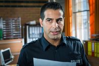 Notruf Hafenkante – Tarik Coban (Serhat Cokgezen) kämpft für die Unschuld seines Kollegen Mattes und findet erste Beweise.