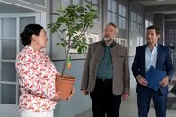 Die Rosenheim-Cops – Während die Kommissare Stadler (Dieter Fischer, M.) und Hansen (Igor Jefti?, r.) ermitteln, ist es Frau Grasegger (Ursula Maria Burkhart, l.) gelungen, das Apfelbäumchen für Stadlers Frau Hilde zu besorgen.