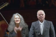 Sternstunden der Musik – Martha Argerich und Daniel Barenboim: Beide verbindet eine Künstlerfreundschaft, die in Kindertagen in ihrer gemeinsamen Heimatstadt Buenos Aires begann.