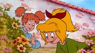 Bibi Blocksberg – Bibi (l.) hat auf ihrem Schulweg einen Frosch gefunden. Ob sie ihn mit nach Hause nehmen soll?