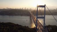 Megacitys - Wenn es Nacht wird in ... – Istanbul ist laut, chaotisch, und viel zu klein für seine knapp 20 Millionen Bewohner. ZDF-Korrespondentin Phoebe Gaa nimmt die Zuschauenden mit in die Dämmerung des Abends und endet früh morgens, wenn die meisten Menschen ausgeschlafen zur Arbeit gehen. Nachts zeigen sich die großen Veränderungen, die die Megacity gerade durchmacht: die Wirtschaftskrise schlägt den Menschen aufs Gemüt, die Armut steigt stetig und die Partyszene spürt die politisch verordnete Islamisierung deutlich. Der Film begleitet Menschen, die ihr Glück trotzdem in der Stadt suchen, die sie lieben und deren einstige Weltoffenheit sie bewahren wollen.