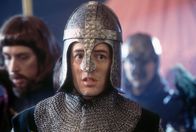 Cable Guy - Die Nervensäge – Steven Kovacs (Matthew Broderick) muss sich in einem Ritterkampf in einem Mittelalter-Restaurant unter Beweis stellen.