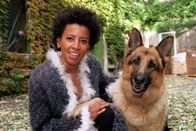 Kommissar Rex – Arabella Kiesbauer (Nina Klaus).