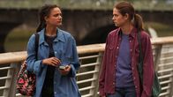 Conversations with Friends – Nach dem, was in Kroatien vorgefallen ist, ringt sich Frances (Alison Oliver, r.) endlich zu einem Treffen mit Bobbi (Sasha Lane, l.) durch. Dabei hat Frances ihr etwas Wichtiges zu sagen.