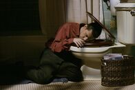 Two and a Half Men – Nachdem sich Alan (Jon Cryer) von seiner Mutter gedemütigt fühlt, greift er zum Alkohol. Dabei erwischt er etwas zu viel ...